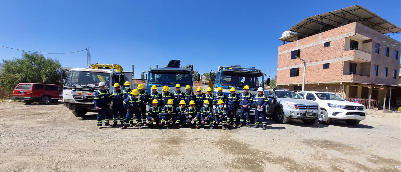 Equipo de ingenieros y personal de Soluciones Eléctricas SYIAME S.R.L. en obra